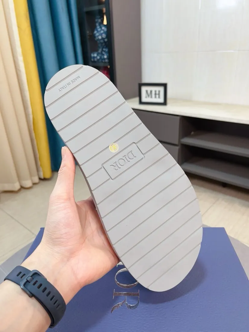 Men's Men's Shoes 💰320🌸🌸Dior Aqua Men's Sandals Slippers. Showcasing Dior haute couture design. The Dior gray suede strap is accented with an aluminum Dior buckle for added style. Paired with a comfortable tonal notch sole, they pair easily with shorts or jeans for a sophisticated look. Main body: suede cow leather, technical fabric lining: cow leather, with adjustable straps, aluminum Dior buckle, Dior gray EVA insole, tonal notch rubber outsole splicing structure👌👌size: 38-44 (45.46 customized)